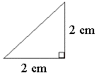 En rettvinklet og likebeint trekant. De to like sidene er 2 cm lange.